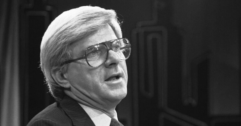 Phil Donahue, Talk Host Who Made Audiences Part of the Show, Dies at 88