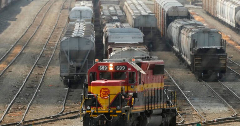 U.S. economy could be hit hard by lockouts at Canada’s 2 major freight railroads