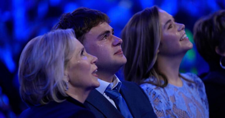 Gus Walz tearfully cheers on Tim Walz at DNC: “That’s my dad!”